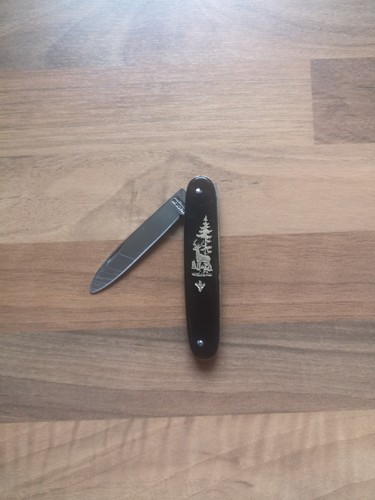 Altes taschenmesser mit hirsch - taschenmesser,